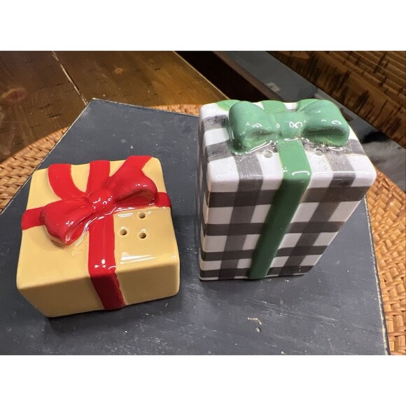 Hallmark 2023 VIP Exclusive Ceramic CHRISTMAS PRESENT SALT & PEPPER SHAKERS - Picture 2 of 9